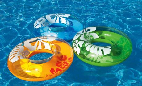 Соблюдайте правила безопасности во время отдыха у водоема.